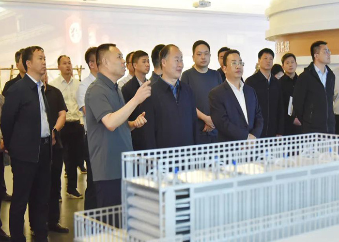 产业联动谋发展：襄城调查团赴918搏天堂调研