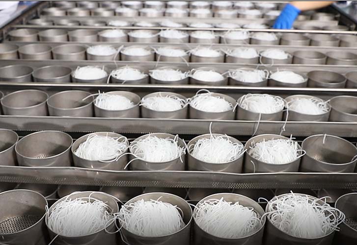 现代化酸辣粉加工厂用人少，，，，，，，，日均 8 吨粉饼产出